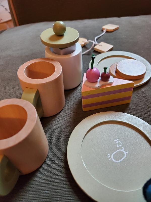 The sugar cubes do not fit the sugar bowl.