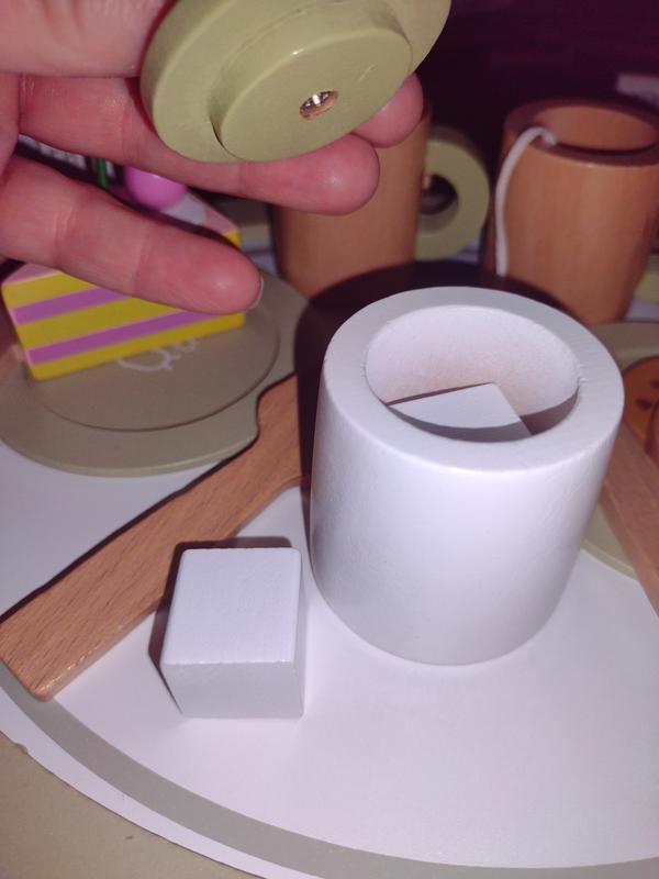 Yes cup with sugar cubes