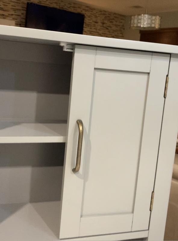 There are strong magnets and sturdy handles for easy door closing/opening.