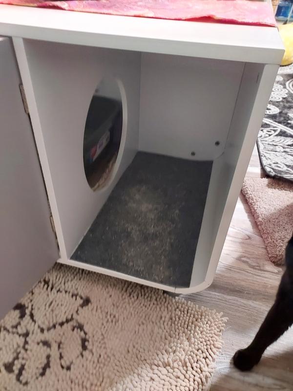 Has an enclosed area to catch litte