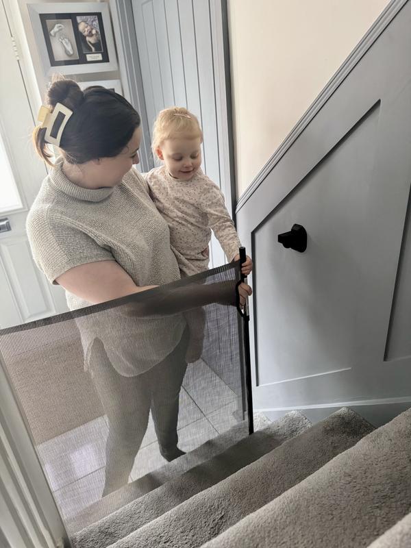 Retractable gate white fits openings up to 140cm Dreambaby