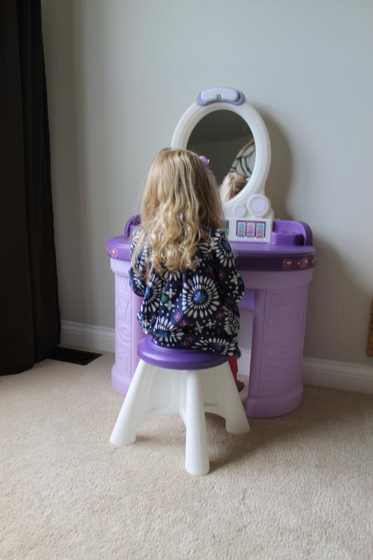 Step2 pretty & posh outlet vanity with stool