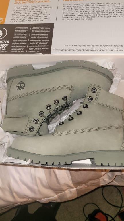 Good boot, dark green is actually light green