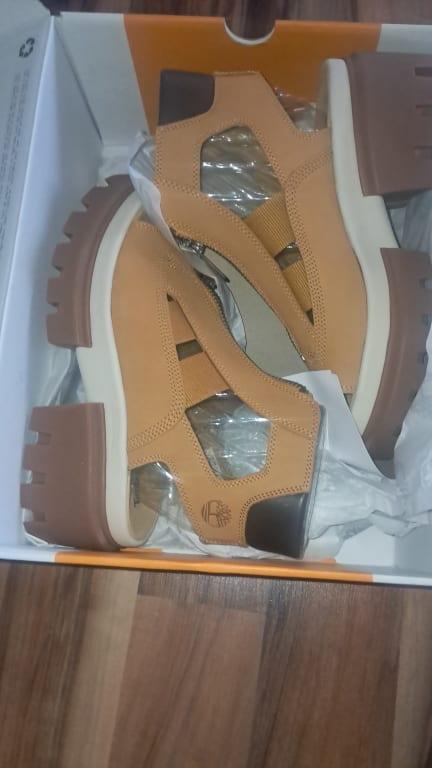 I received my sandals in perfect condition.