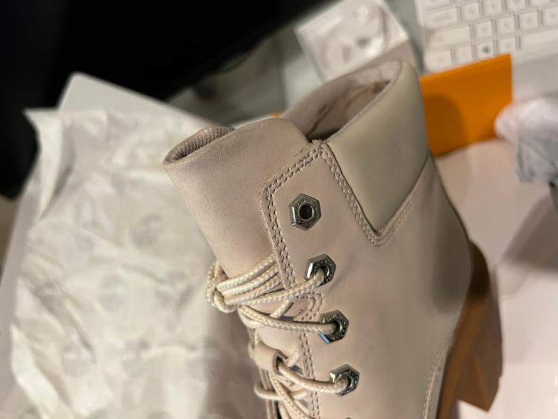 The top of the tongue is stained