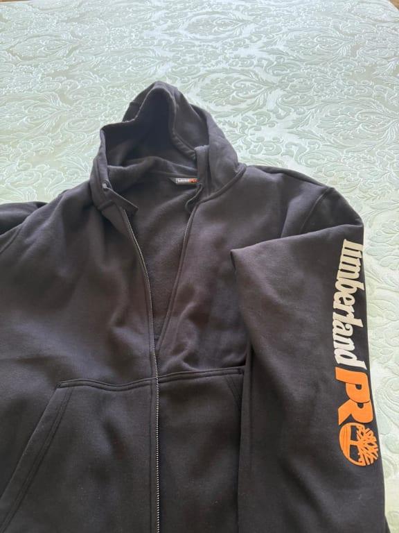 The hoodie fully matches the description. The color and print are exactly like in the seller's photos.