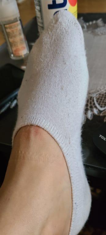 Not wearing thick socks