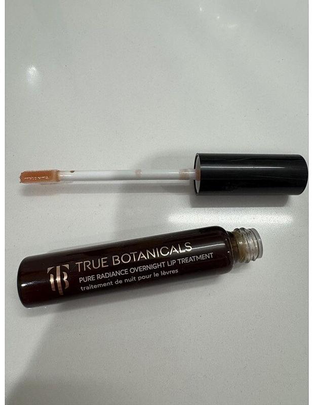 Customer photo for "Not ideal for extremely dry and sensitive lips"