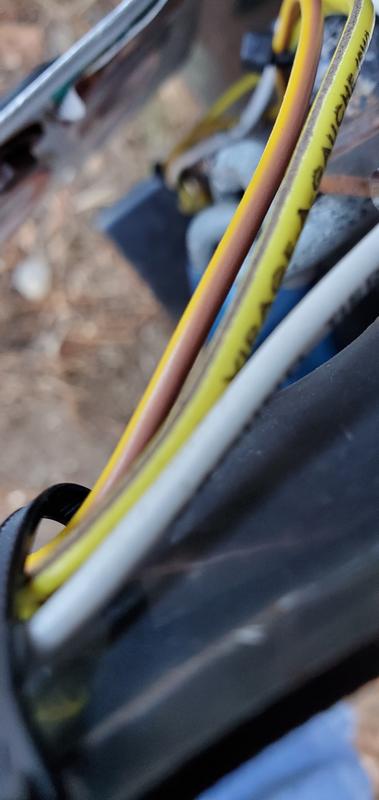 Confusing two-color wire