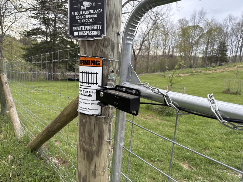 Solar gate opener with battery and automatic locking system