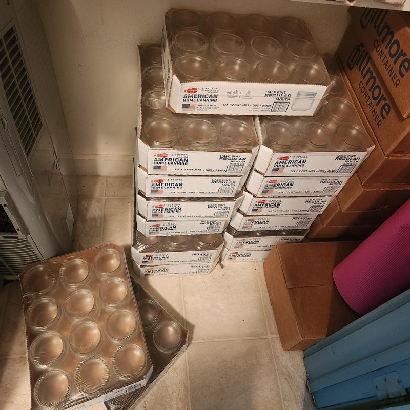 No lids & box description definitely says comes with 2 piece canning lids