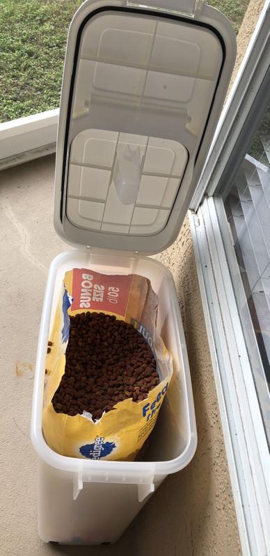 Full lid open access for loading bag of food.