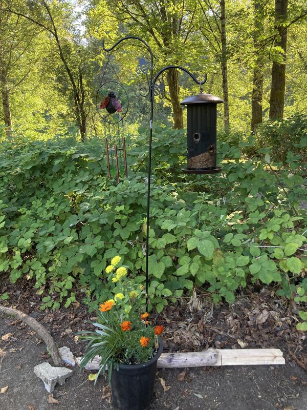 Bee-utiful garden hook