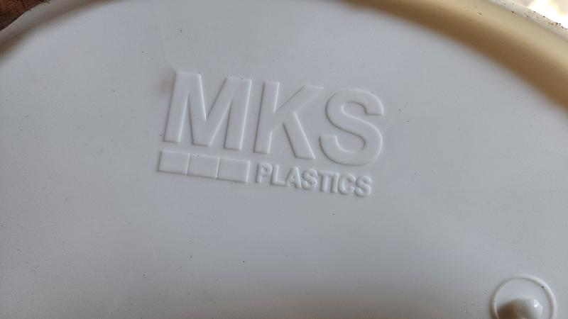 Where are the pour spout on the MKS Plastics buckets?