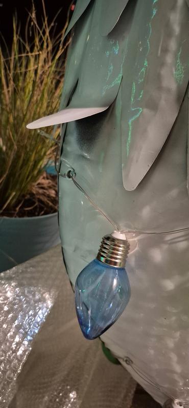 Damaged 6 ft chicken arrived.