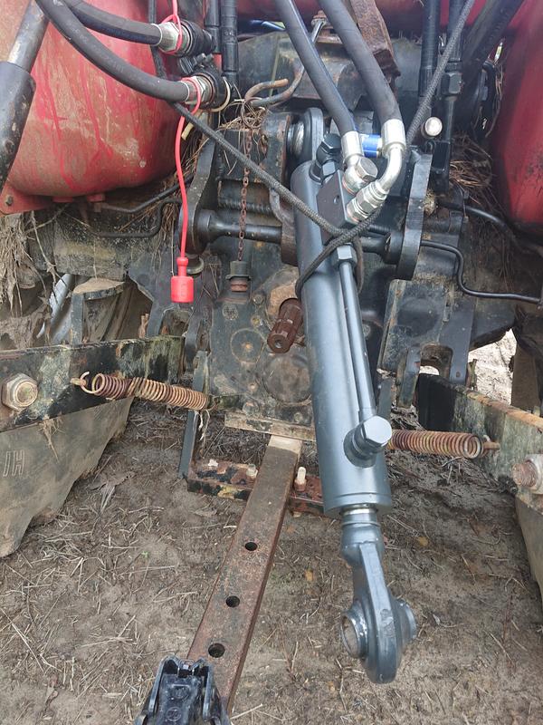 Hoses connected to hydraulic top link.