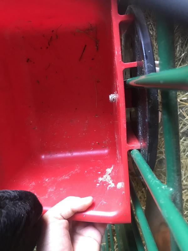 You can barely see, but our bars are not thick enuf to keep feeder “up” but we do have a skirt on  panels that stops the feeder from sliding down. So  still useful. I can’t believe it’s 2021 and this is the first feeder I’ve seen finally made smarter