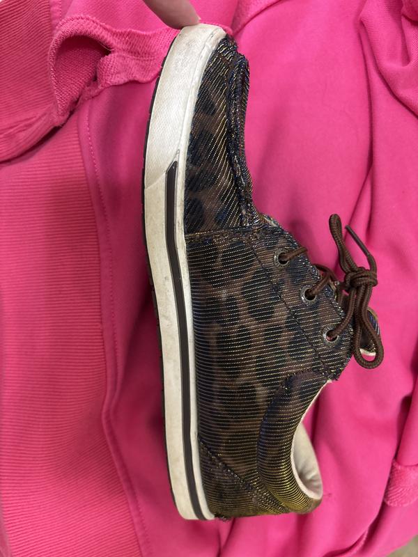 The shoe picks up many colors…gold, even blue!