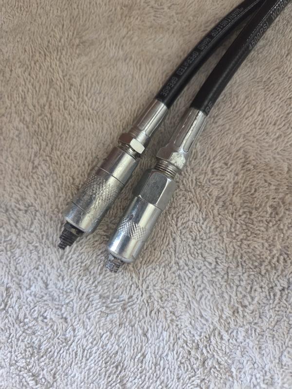 Grease fittings stuck in tip. They will not release. I had to break the grease fitting.