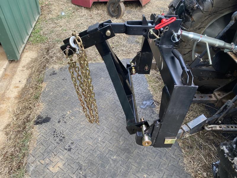 Very versatile quick hitch: log skidded