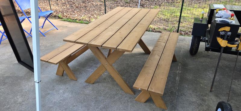 The table I received. Not the same as the one that was ordered.