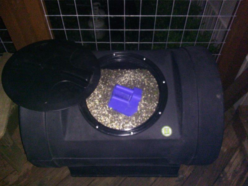 Mixed horse feed and screw off lid.