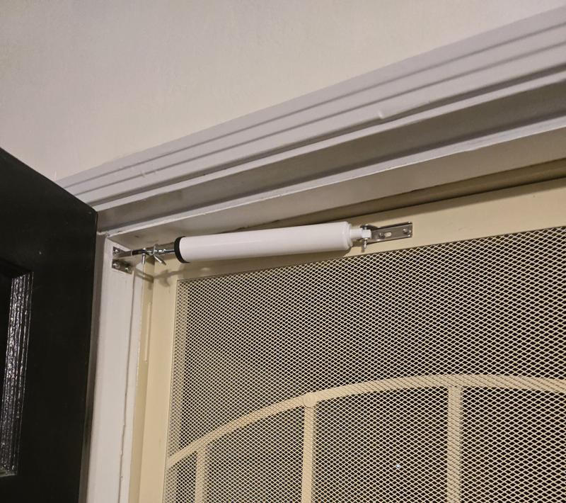 Pneumatic closer