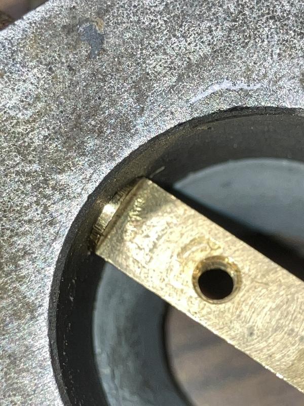 It’s impossible to get the plate on. The shaft is incorrectly pressed into the throttle lever.
