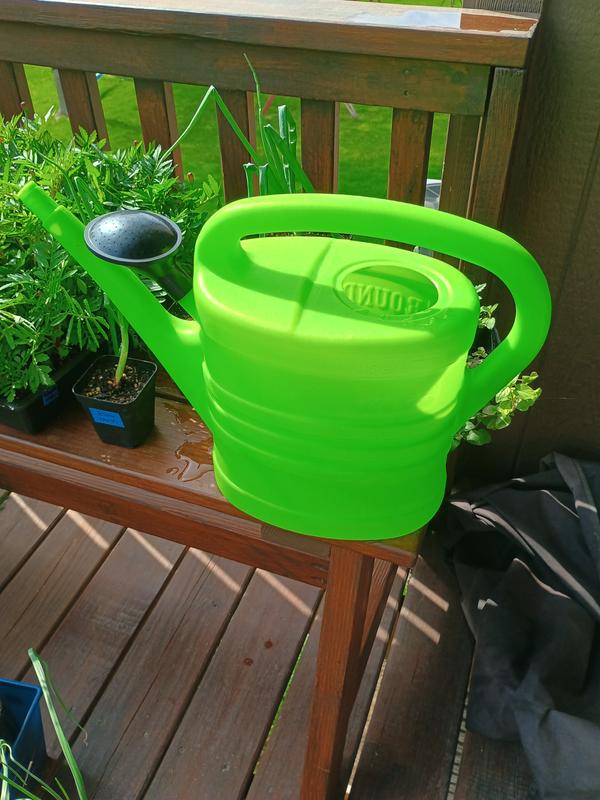 Watering can has a great storage spot for the nozzle head when you want to have full flow from the spout.