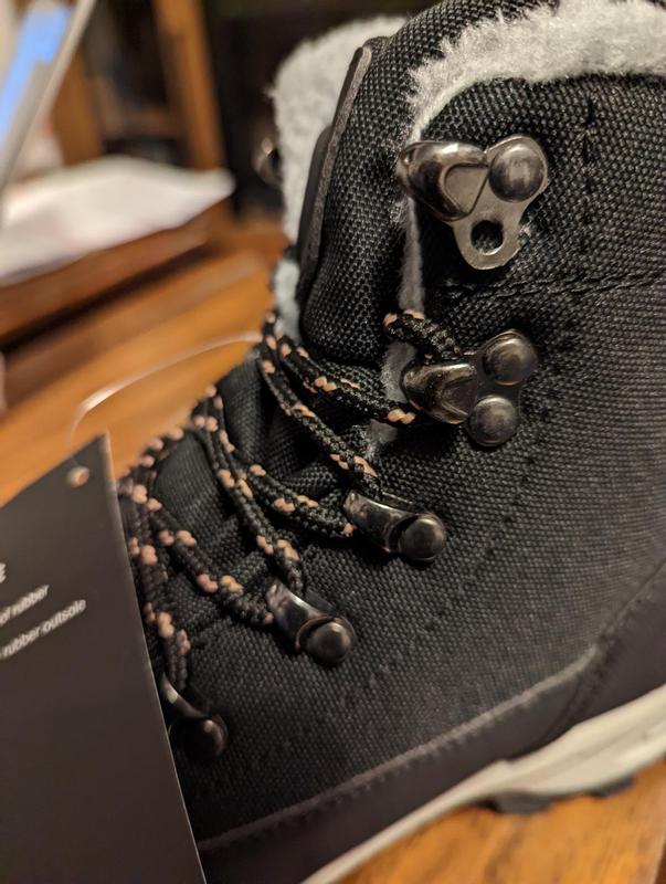 Top grommet not riveted, missing one rivet.
