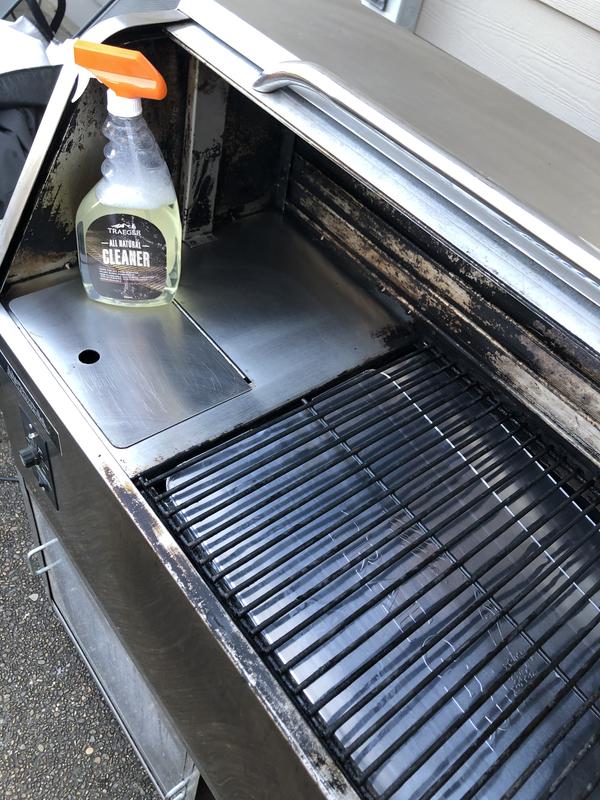  Traeger Grills Ranger Portable Wood Pellet Grill and Smoker,  Black Small & Grills BAC679 All Natural Cleaner Grill Accessories 946 ml & Traeger  Pellet Grills BAC537 BBQ Cleaning Brush Accessory 