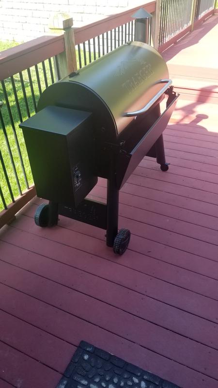  Traeger Grills Pro Series 22 Electric Wood Pellet Grill and  Smoker, Bronze, Extra large & Char-Broil 8666894 SAFER Replaceable Head  Nylon Bristle Grill Brush with Cool Clean Technology, One Size 