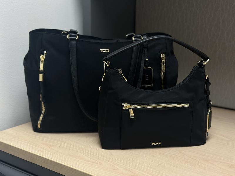 TUMI Voyageur アデレード ホーボー クロスボディブラック　ゴールド Tumi Voyageur Adelaide Medium Zip-Top Hobo Crossbody