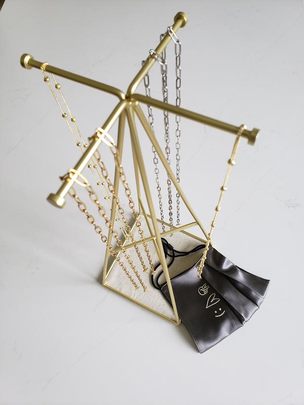 Love the height of this jewelery display!!