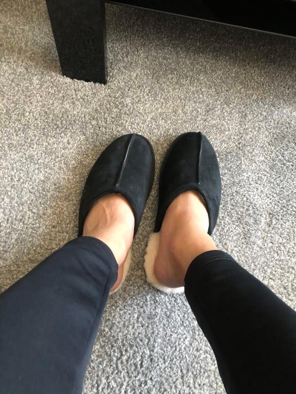 Men's ugg scuff slippers black hotsell