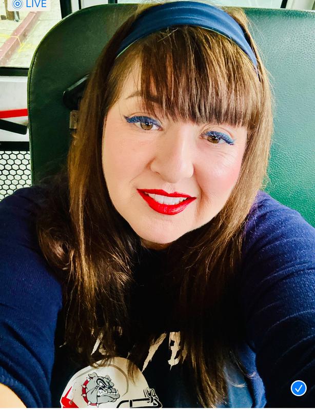 Non cakey and it just stay on all day. I don’t need to re-apply. Love it!