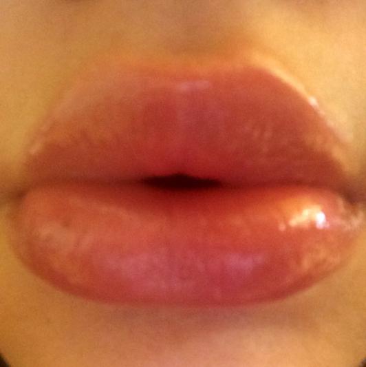 wearing the gloss in 'Beso'