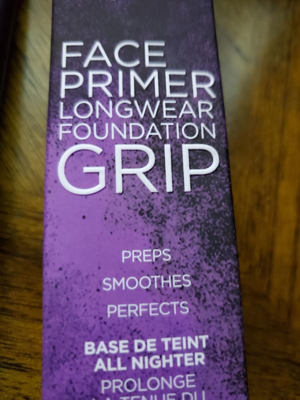 Smooths skin for easy foundation application