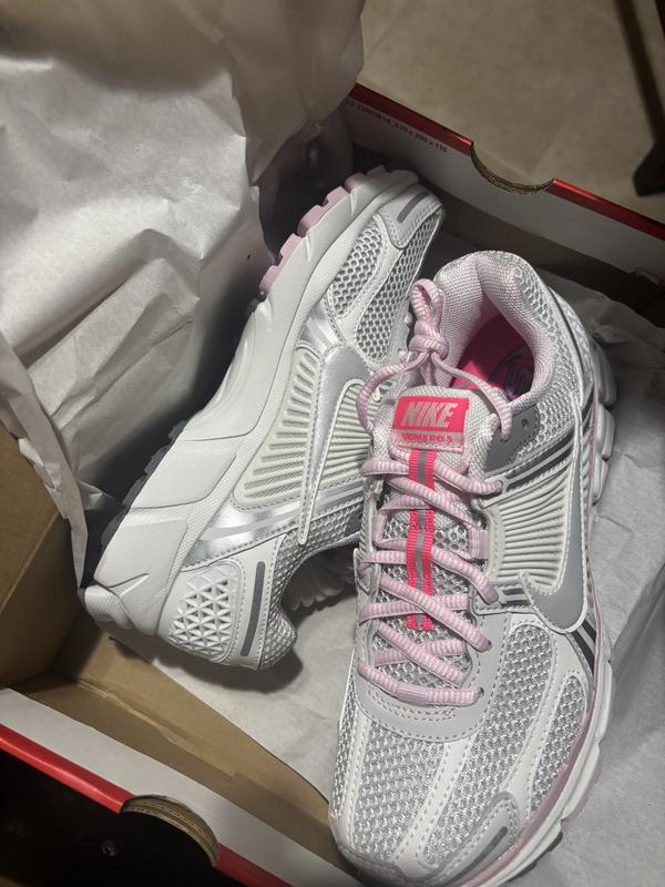 Nike Women's Zoom Vomero 5 Sneaker