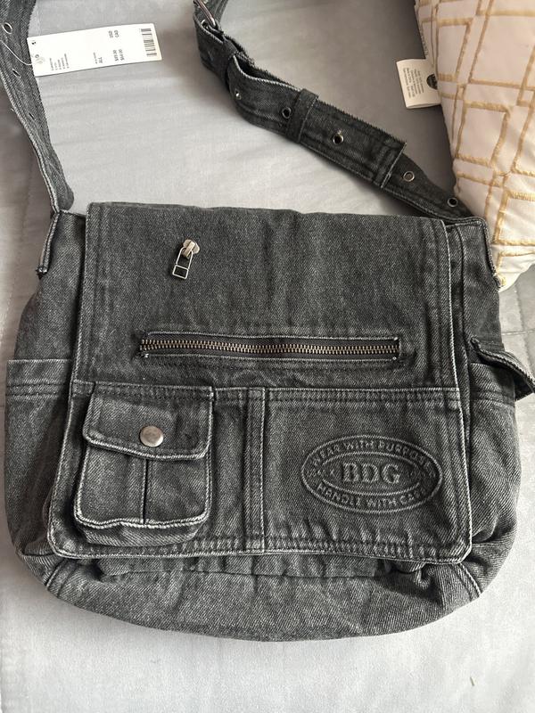 Urban Outfitters☆ フラップデニム・メッセンジャーバッグ BDG Denim Crossbody Messenger Bag | Urban Outfitters