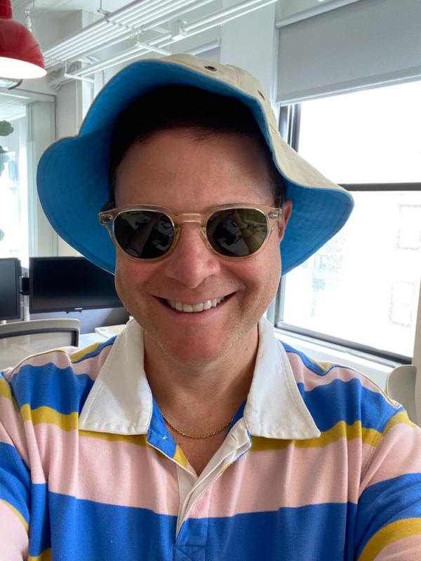 Customer photo for "Fashionable and sunblocking bucket hat"