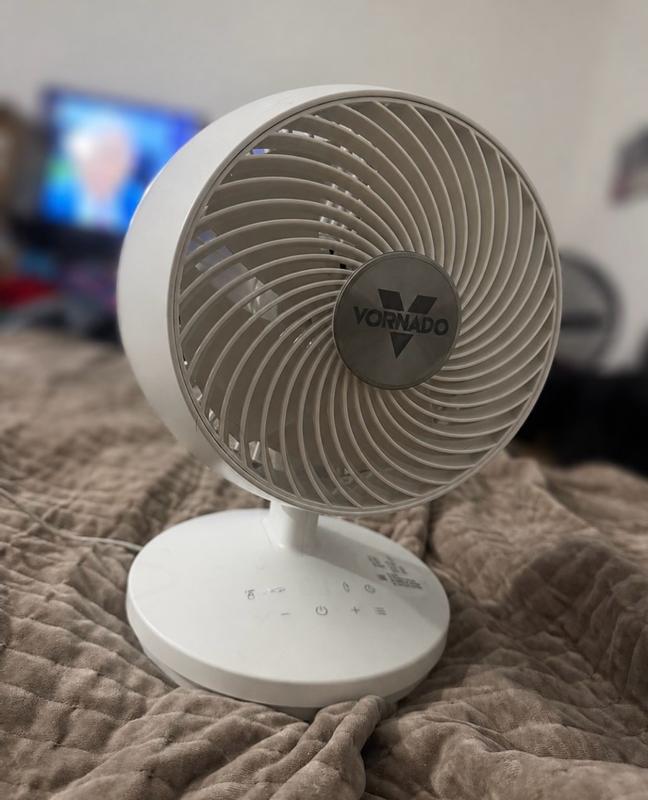 Vornado OMNIO 7 7 in. 10 Fan Speeds Desk Fan in White with Multi