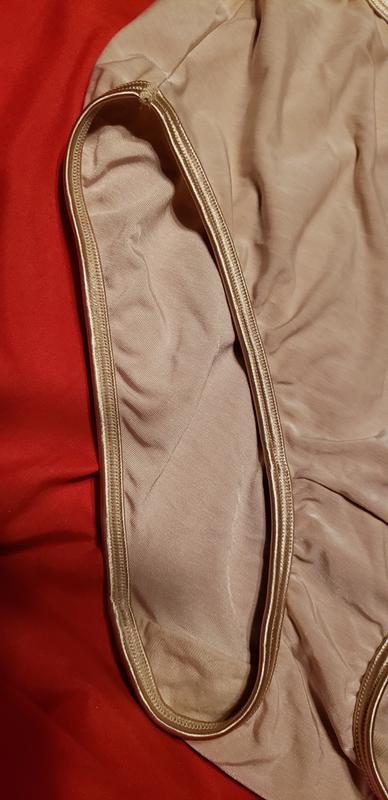 Plenty of leg room, no pinch. Lined with soft satin