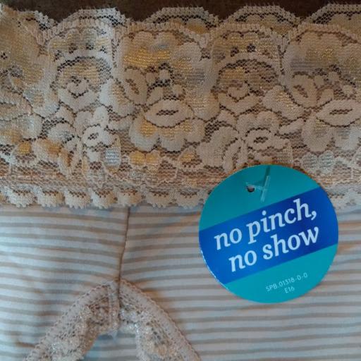 Detail of the lace band and fabric