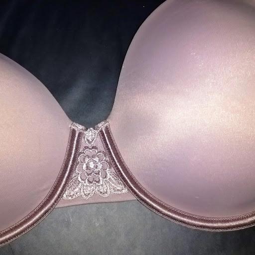 Floral lace inset between the bra cups