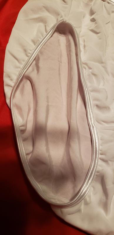 Plenty of leg room, no pinch. Lined with soft satin