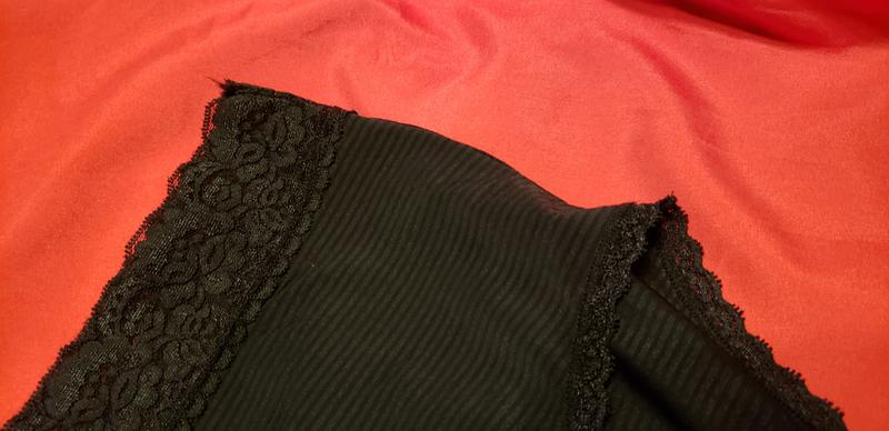 Pretty soft lace that doesn't feel tight.