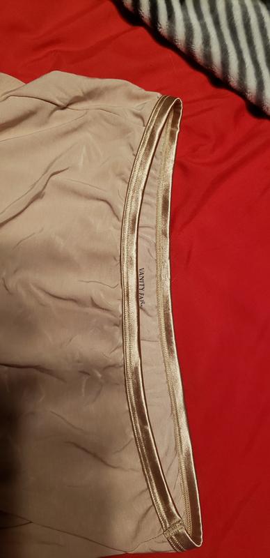 Nice comfortable satin waistline. No pinching or too tight.