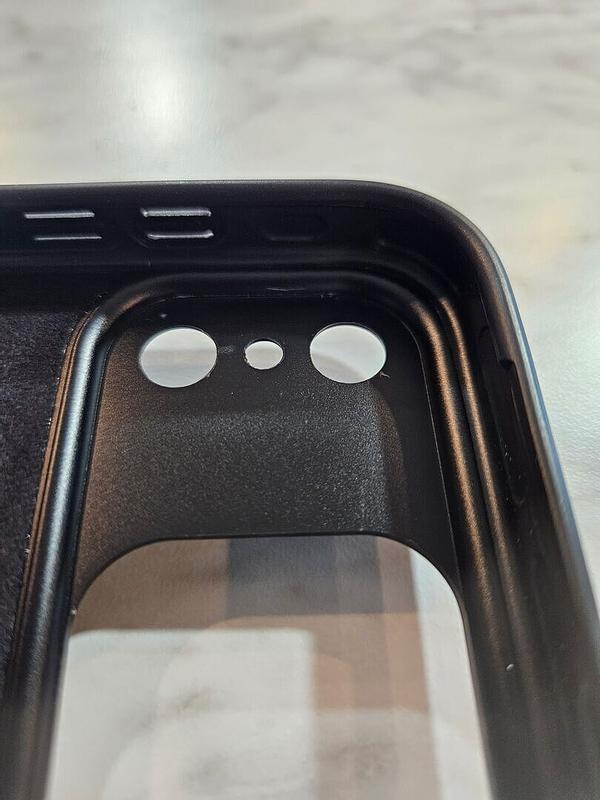 Customer photo for "Doesn’t fit 17 pro max."