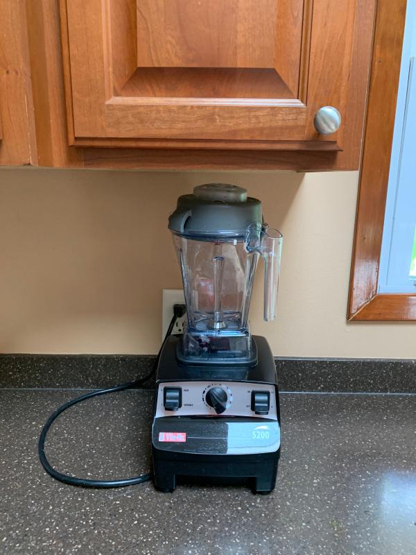 Fits under cabinet perfectly, with lid on too!